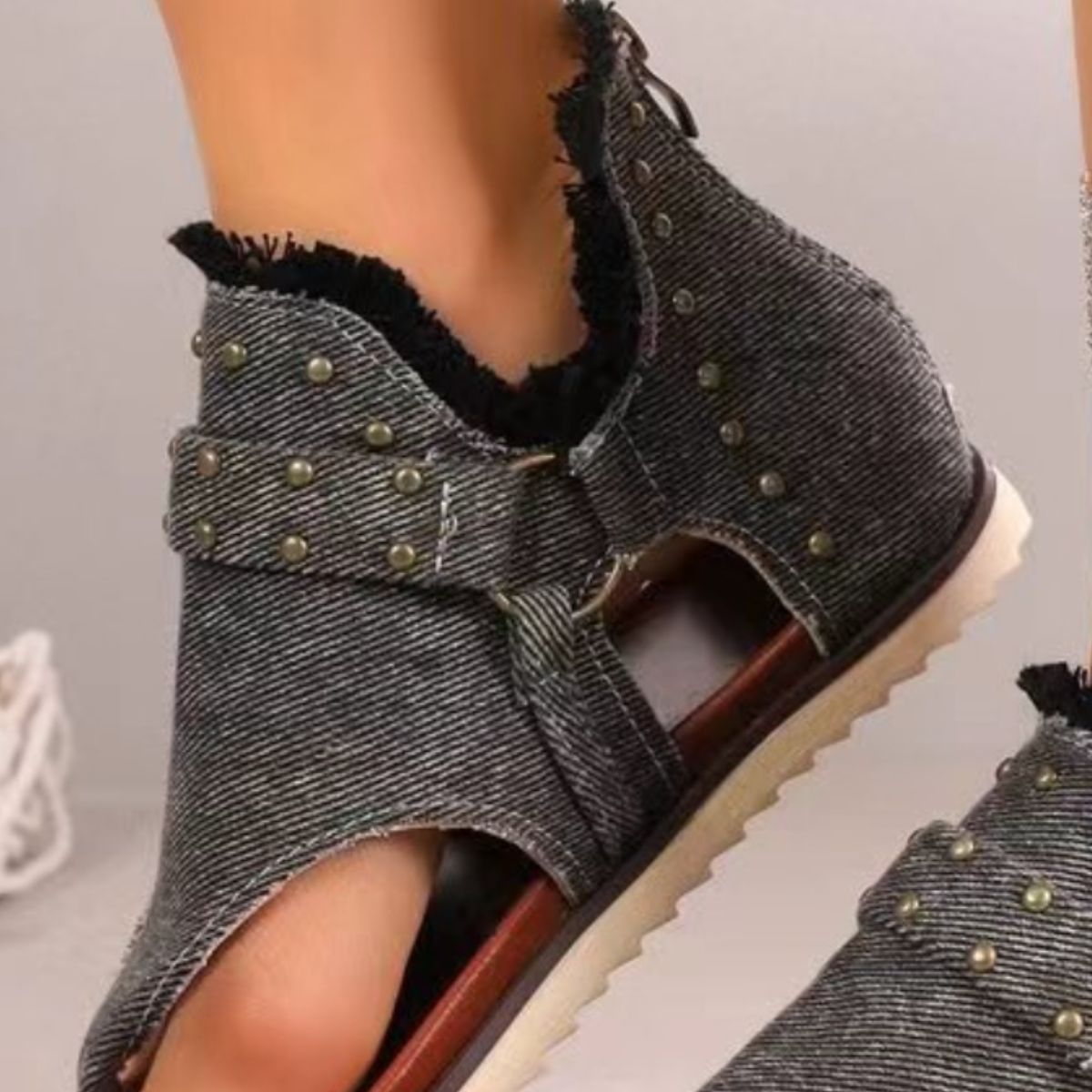 STUNNLY  Studded Raw Hem Flat Sandals   